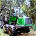 Forwarder, Rückezug oder Tragrückeschlepper 

Forwarder sind zum Transport von Abschnitten entwickelt worden, das heißt Holz, das in fixen Längen maschinell durch Vollernter oder (selten) motormanuell durch Waldarbeiter geerntet wurde. Ein Forwarder kann bis zu 18.000 kg Holz zuladen.