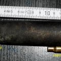 bei Fällarbeiten gefundene Geschosshülse im Vergleich zu heutiger Jagdmunition

Kampfmittel, die nicht einwandfrei identifiziert sind (und als ungefährlich eingestuft werden können), gelten als gefährlich und werden nicht berührt!

Arbeiten am Fundort sofort einstellen - alle Personen müssen den Fundort verlassen!

Sofort die Polizei – NOTRUF 110 – verständigen !